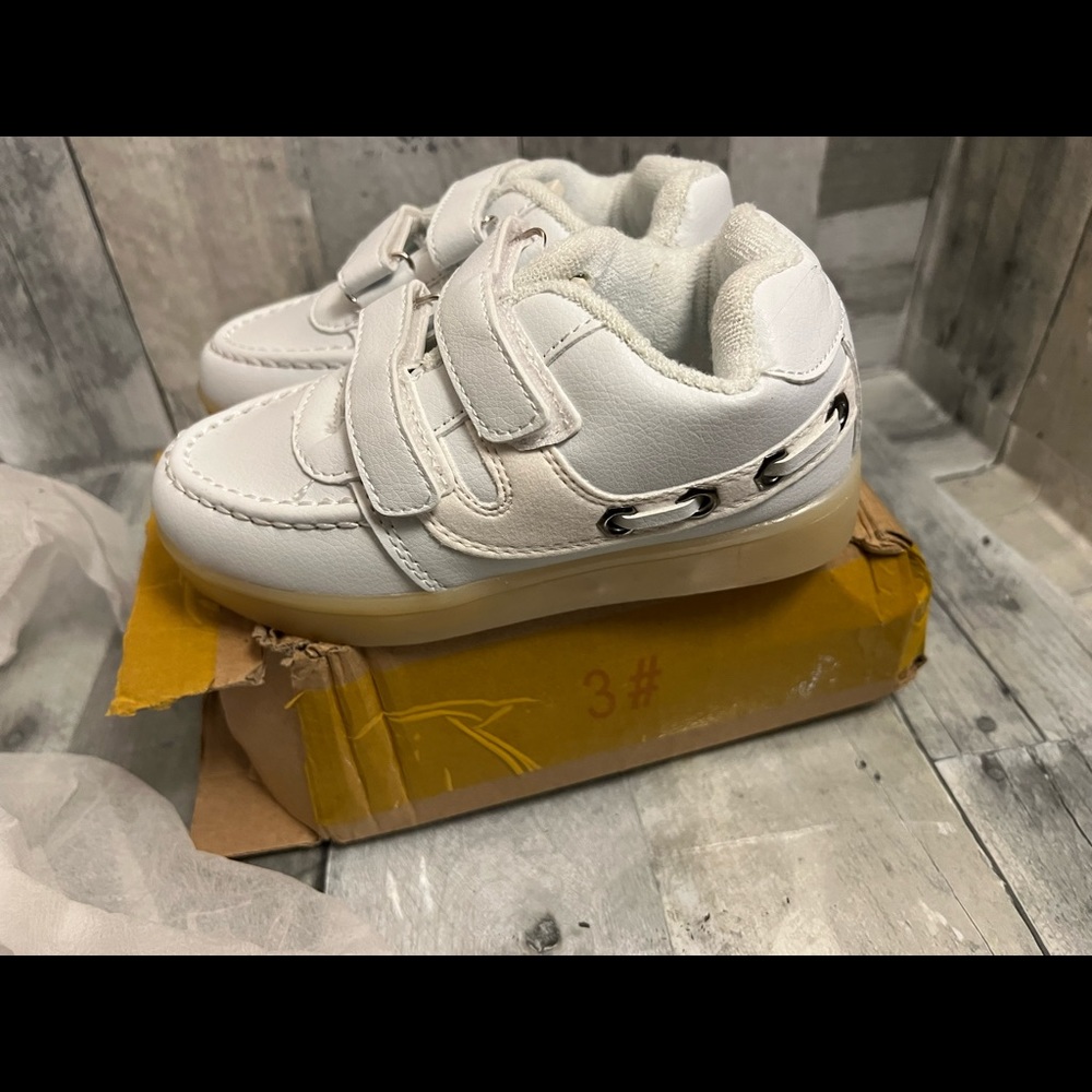 New kids light up shoes size 6